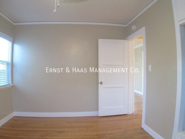 Building Photo - 215 E Scott St