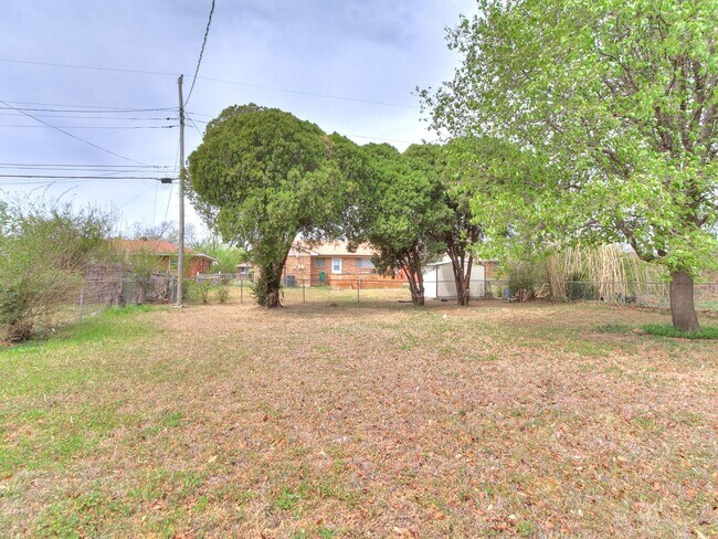 Building Photo - 721 E Bouse Dr