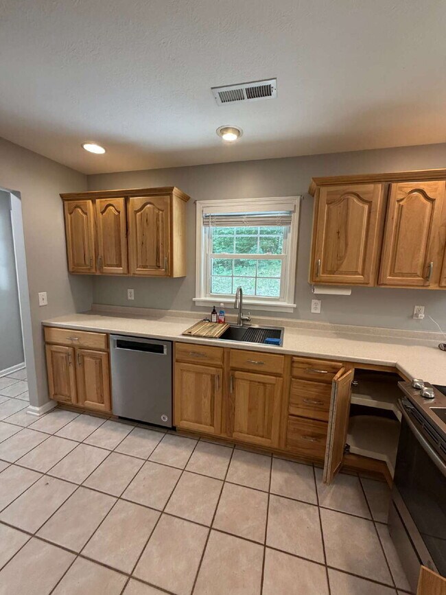 Building Photo - Canton - Easy commute to Asheville only 23 minutes