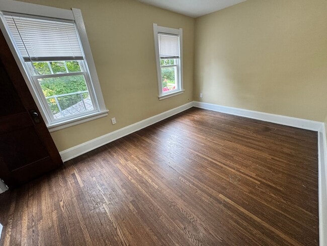 Building Photo - 3 Bedroom House