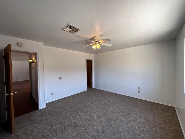 Building Photo - 3 Bedroom 2 Bathroom Home