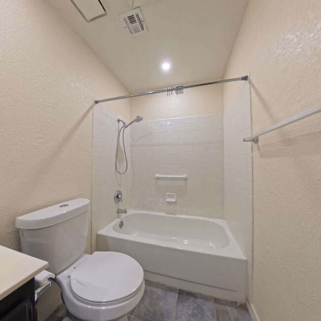 Building Photo - Beautiful 2 Bedroom 2 Bathroom Condo at The Lakes!