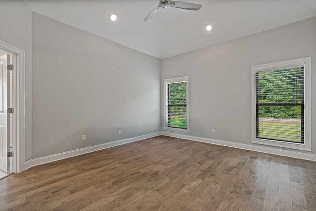 Building Photo - Rare Executive Rental in Desirable South J...