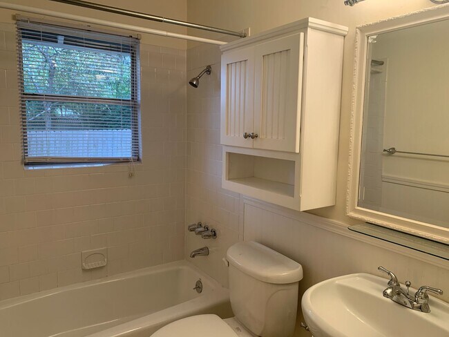 Building Photo - Lovely 4/2 in Brentwood Neighborhood