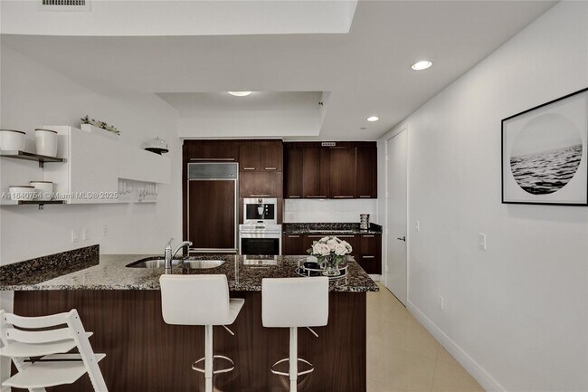 Building Photo - 15901 Collins Ave