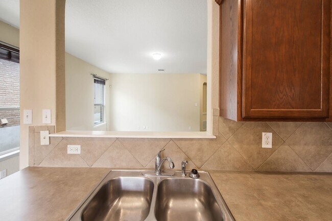 Building Photo - 3 Bedroom/2 Bath Alamo Ranch Subdivision