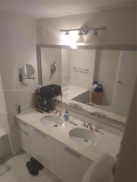 Building Photo - 1060 Brickell Ave