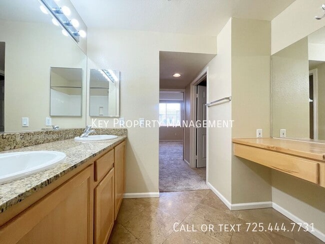 Building Photo - 2 BEDROOM HIGHLY UPGRADED PARK AVENUE CONDO!