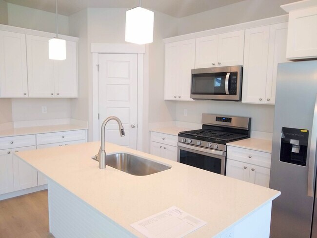 Building Photo - Bluffdale Townhouse Rental in Bringhurst S...