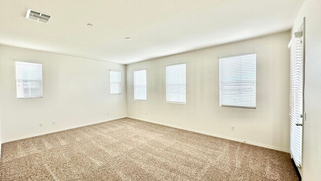 Building Photo - Beautiful, Stand Alone Condo in Resort-lik...