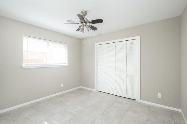Building Photo - 9619 Rockhurst Dr