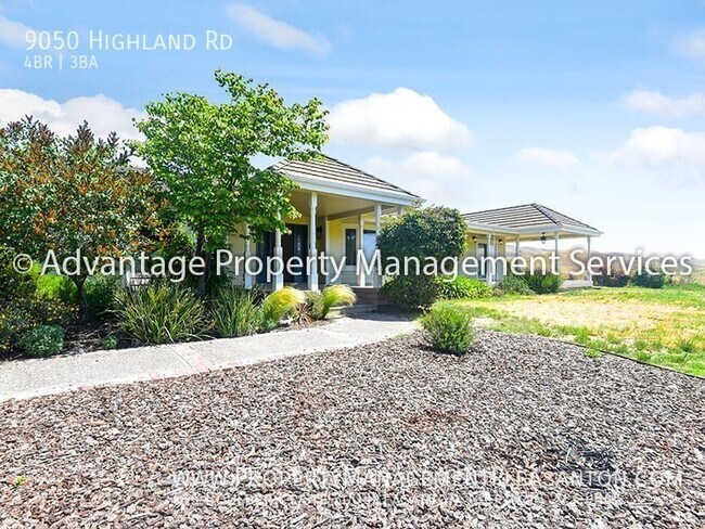 Building Photo - Unique 4 Bed / 3 Bath 3,484 Sq Ft Home off...