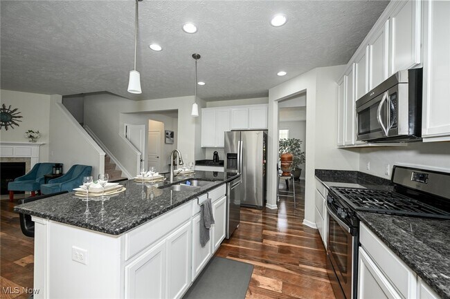 Building Photo - 4816 Lake View Dr