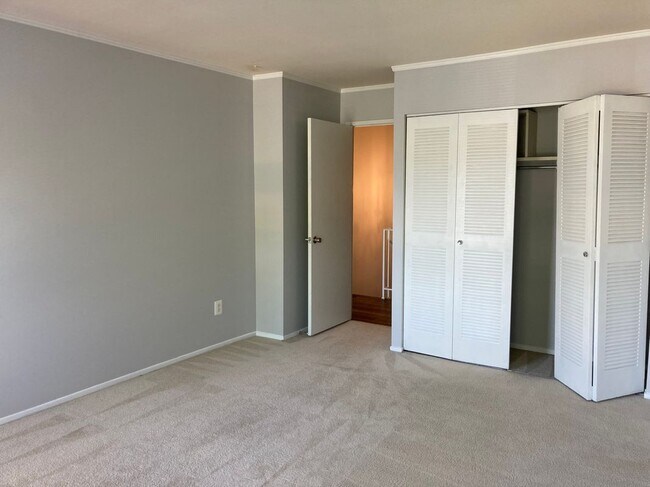 Building Photo - 10260 Ridgeline Dr