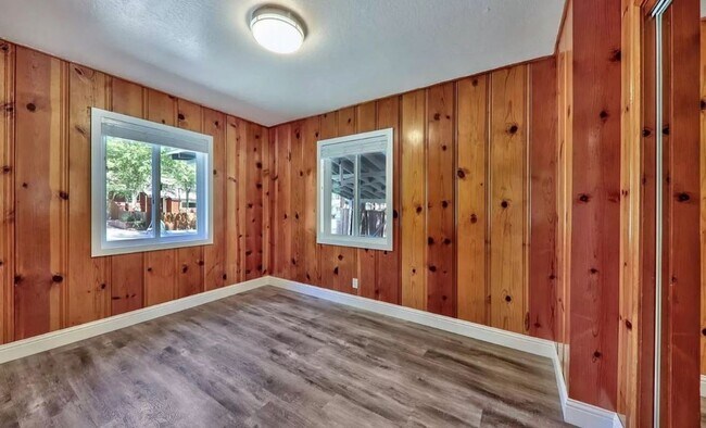 Building Photo - *LONG TERM RENTAL*