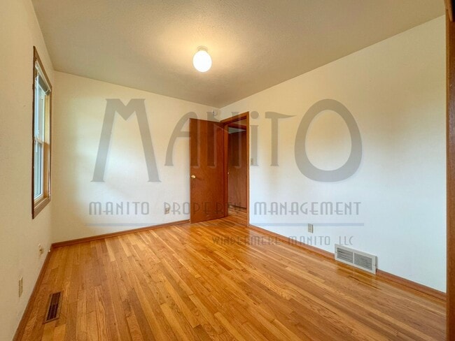 Building Photo - Stunning & Spacious South Hill Home