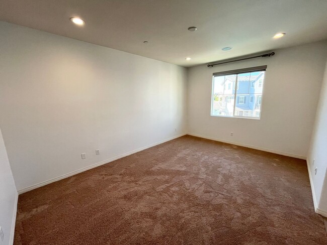 Building Photo - Updated 3BD 2.5BA Townhouse in Imperial Be...