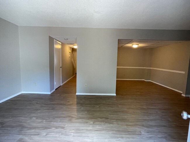 Building Photo - SW - Updated Townhome.  New Flooring, Just...
