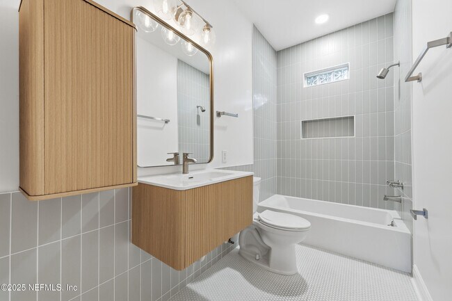 Building Photo - 1047 Cherry St