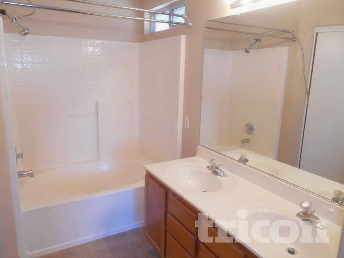 Building Photo - 1116 W Villa Maria Dr