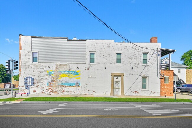 Building Photo - Freshly Renovated 4BR Apartment
