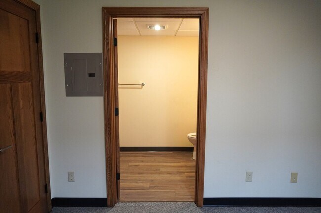 Building Photo - 1 Bedroom, 1 Bath Apartment- All utilities included