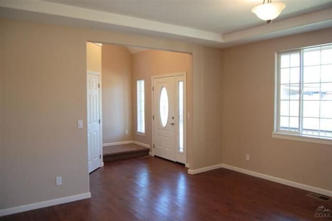 Building Photo - Conveniently Located and Comfortably Sized!