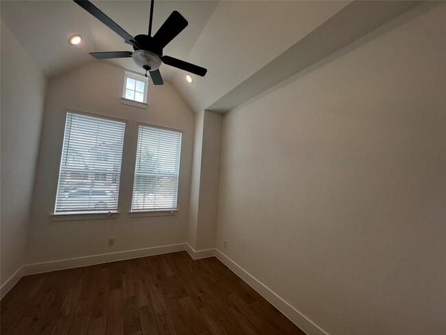 Building Photo - 10923 Cres Spg Dr