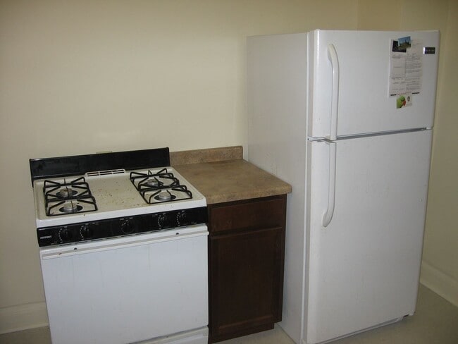 Building Photo - Spacious Madison 5-Bedroom with Yard, Park...