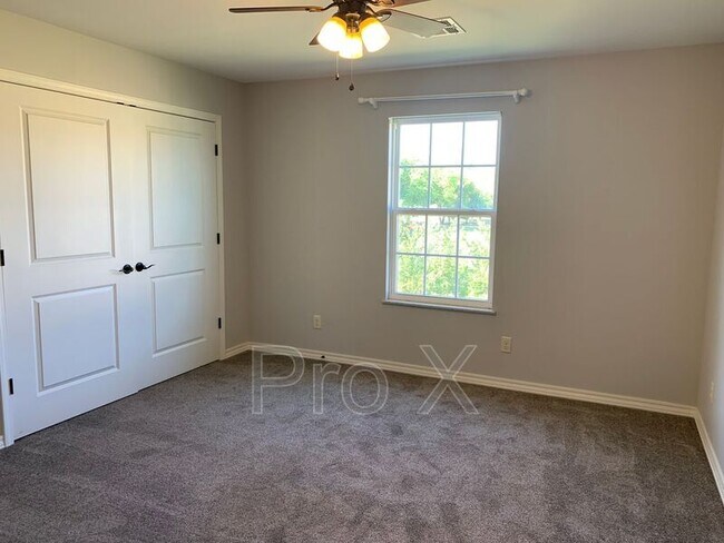 Building Photo - 611 Easton Dr