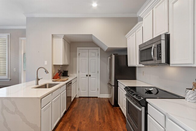 Building Photo - 948 River Breeze Dr