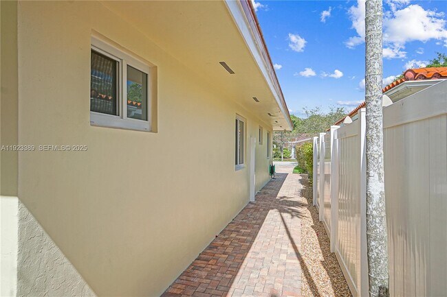 Building Photo - 414 Giralda Ave