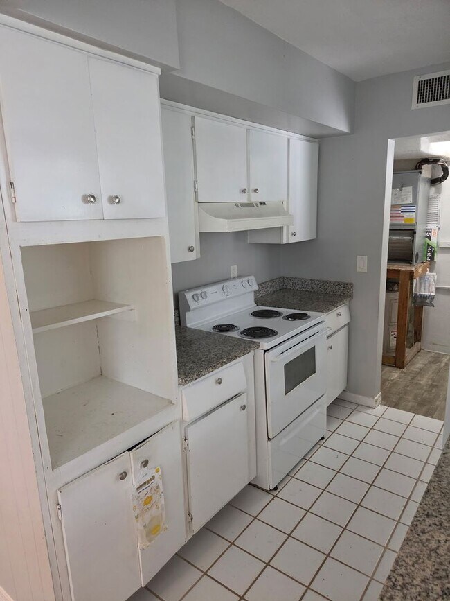 Building Photo - 2939 Los Altos Dr