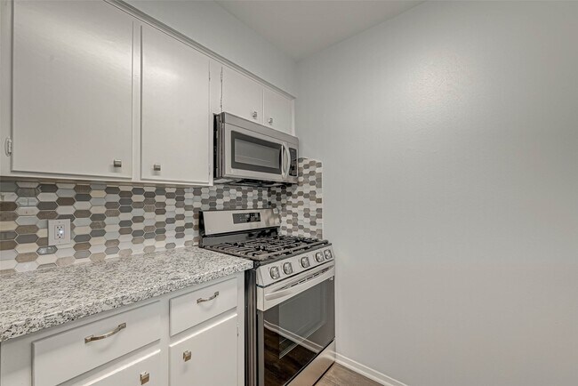 Building Photo - 1110 W Tri Oaks Ln