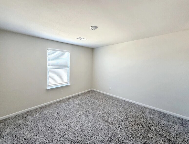 Building Photo - Room in House on Serena Dr