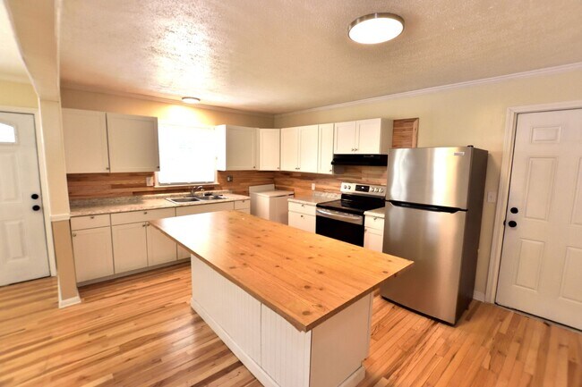 Building Photo - 1581 Charter Dr