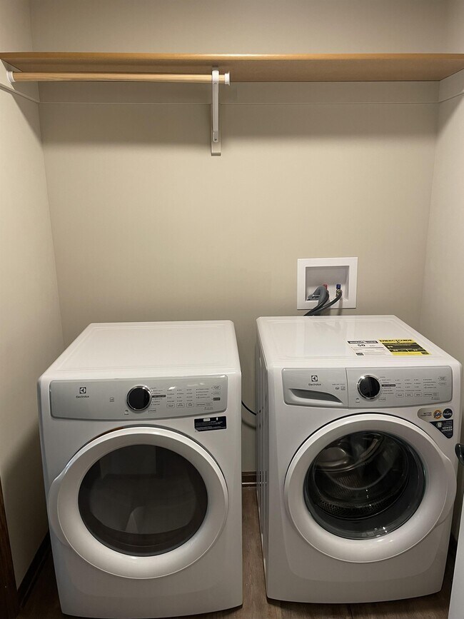 Building Photo - 9208 Peregrine Rd