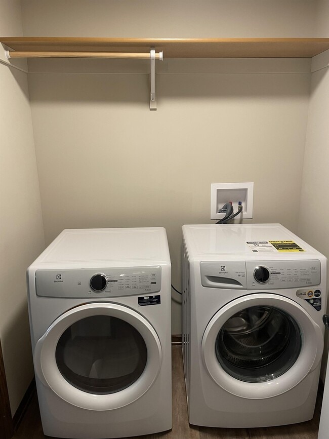 Building Photo - 9240 Peregrine Rd