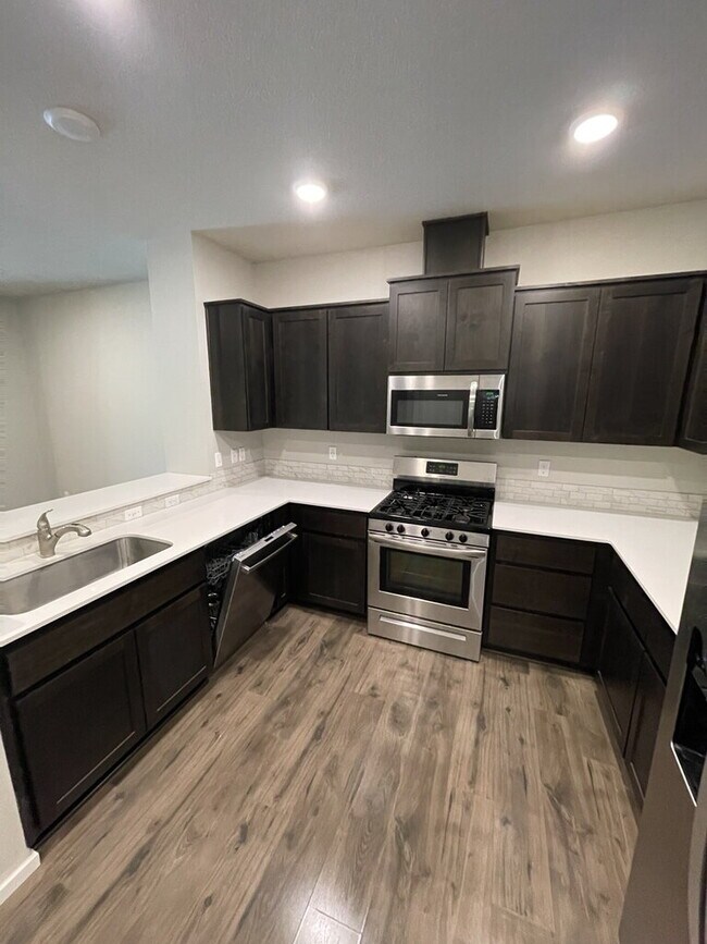 Building Photo - 3 Bedroom / 2.5 Bathroom Townhome - Near Bethany & PCC **1/2 Off Third Month's Rent**