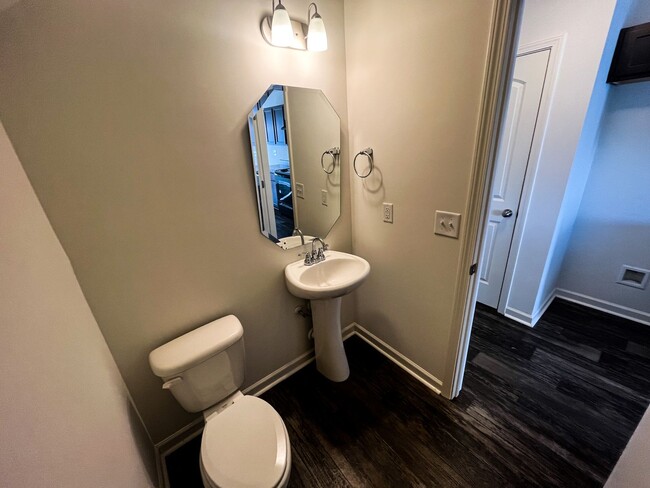 Building Photo - Beautiful 3 bedroom, 2 1/2 bathroom home i...