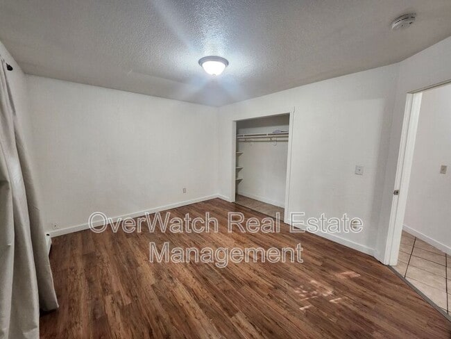 Building Photo - 530 Mumford St