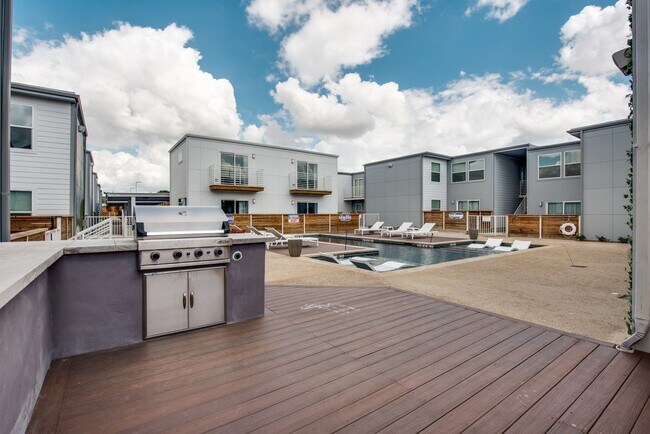 Building Photo - Look and Lease ?Come live with us at Trousdale in Apt 250! Luxury one-bedroom for $1299 (13 lease...