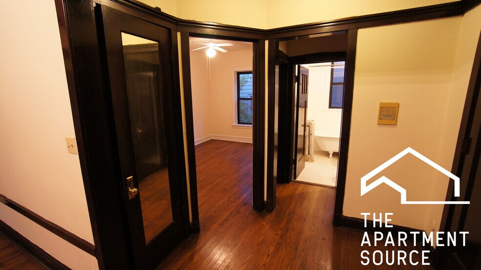 Building Photo - 2434 N Sawyer Ave