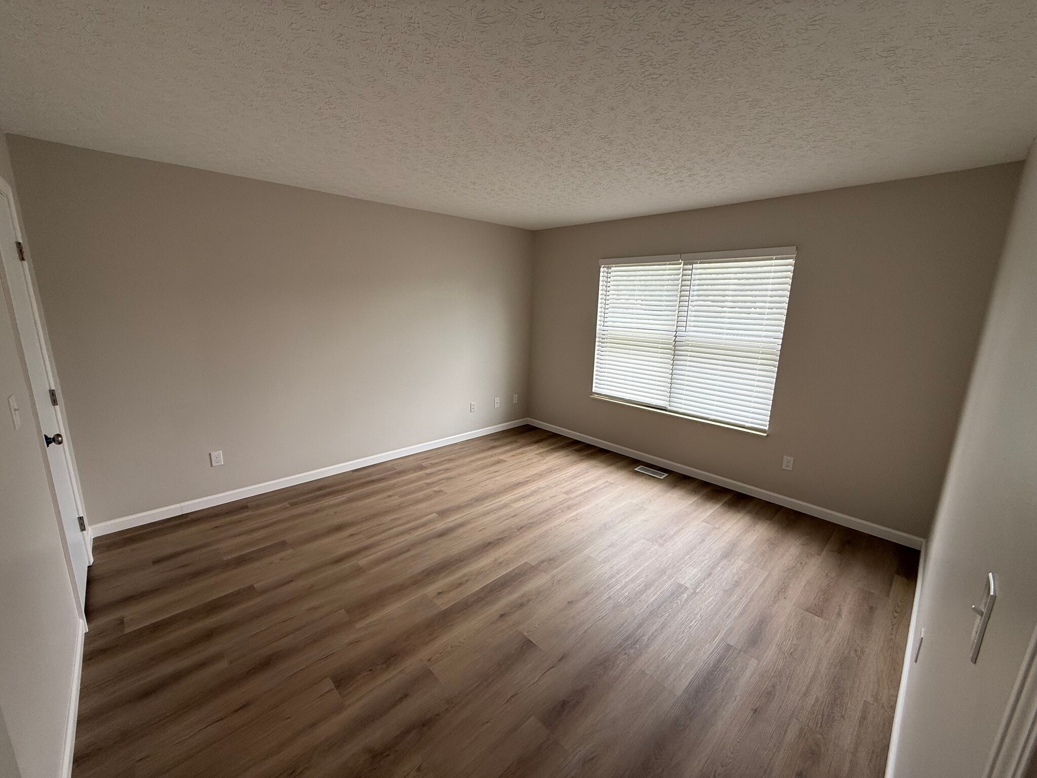 Large bedroom - 544 Boulder Dr