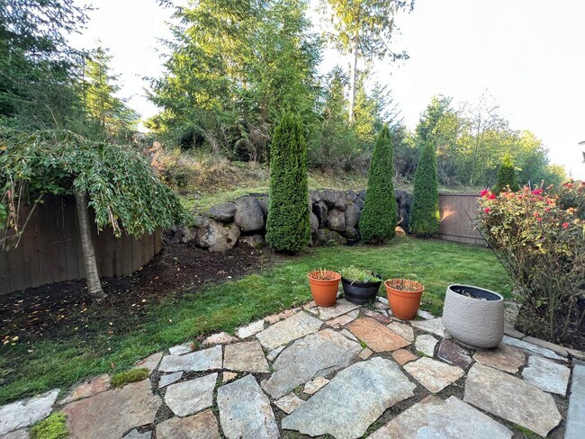 Building Photo - Almost 2500 SQ Feet of Space for ALL of your needs! Avail for Rent in Bremerton!