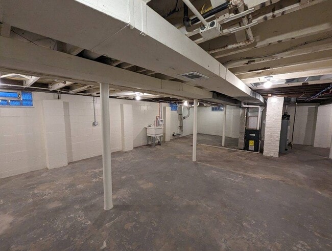 Building Photo - 622 S Woodland Ave