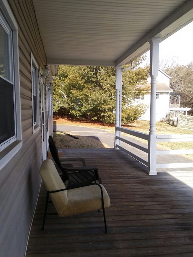 Building Photo - Two bedroom one bath close to law school