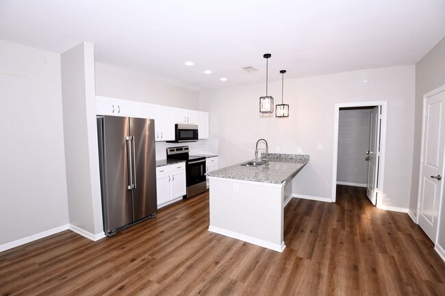 Building Photo - 4 Bed, 4.5 Bath in Rowandale