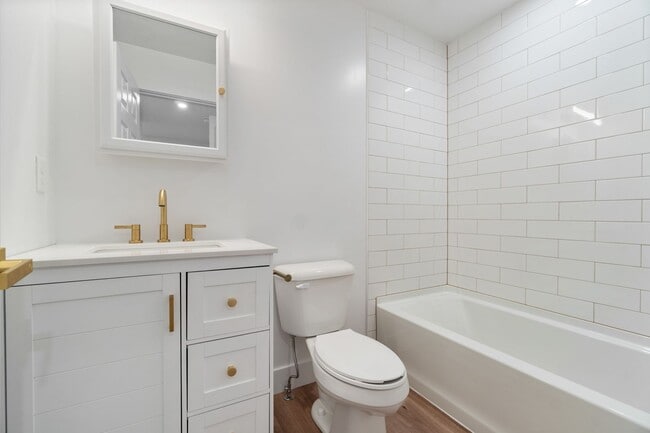 Building Photo - Beautifully renovated 4 bed, 2.5 bath, loc...