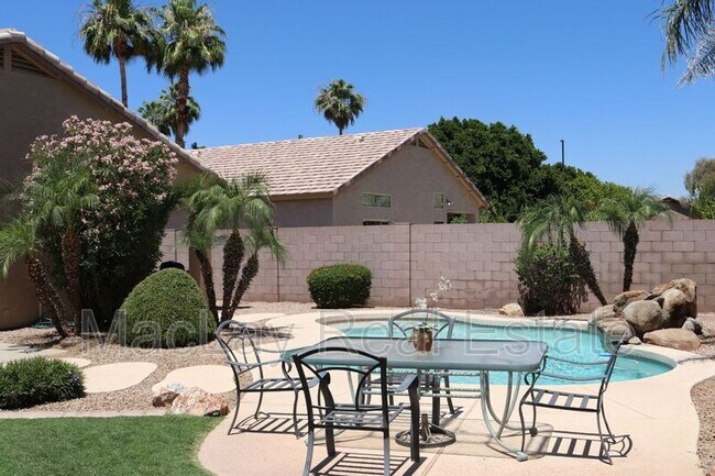 Building Photo - 3641 S Hawthorn Dr